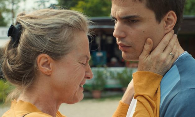 Október 8-án érkezik a mozikba Mayer Bernadett díjnyertes filmje, a Mommy Blue